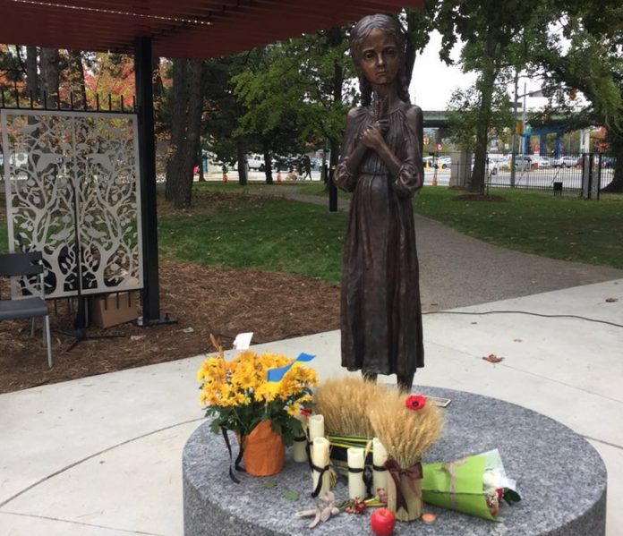 Памятник жертвам украинского голодомора установлен в Торонто