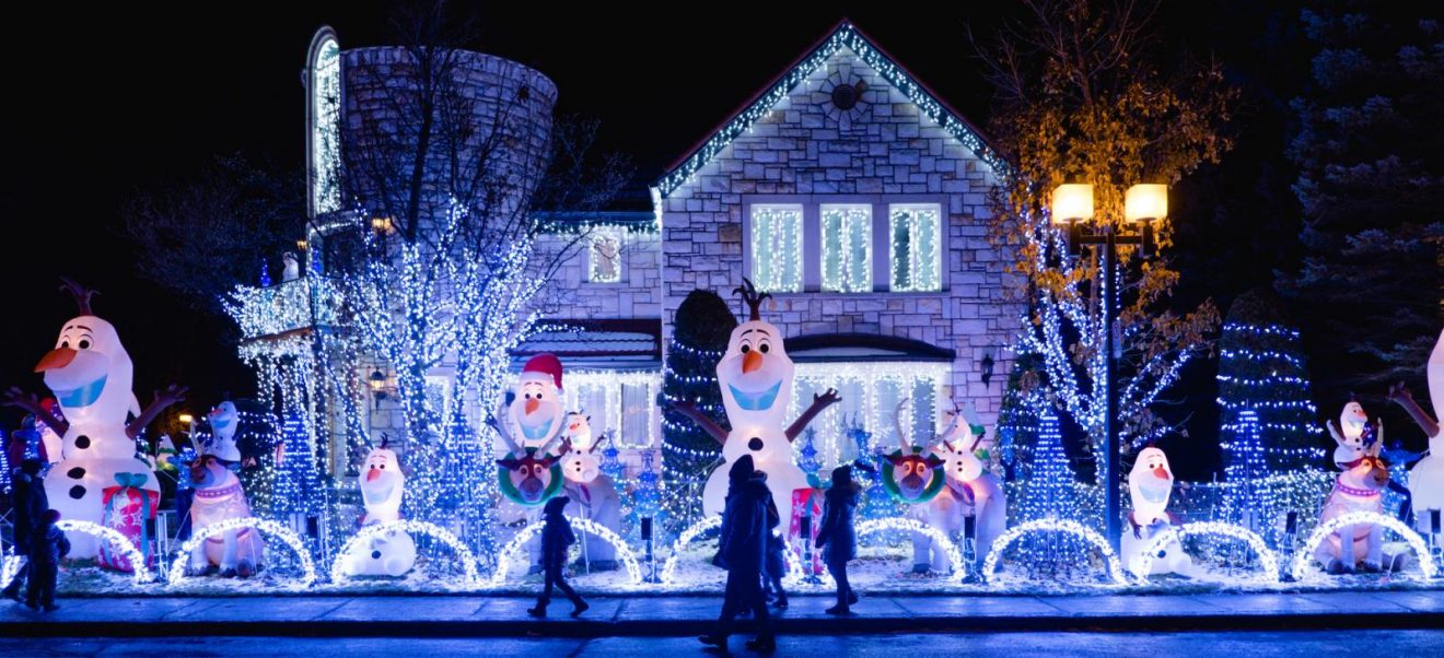 В этом году рождественские инсталляции знаменитого дома в Cartierville будут посвящены Микки Маусу