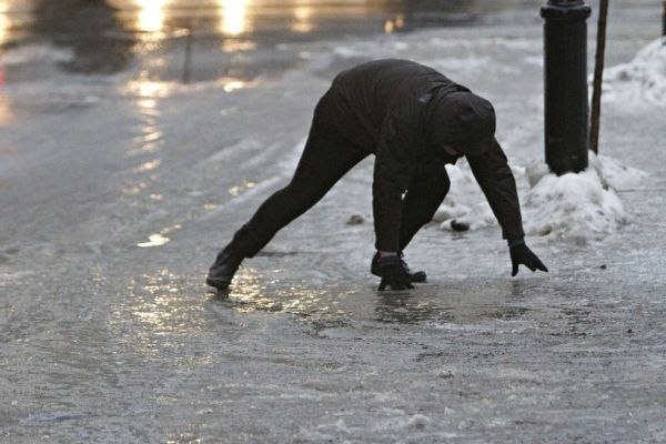 Количество случаев падения на льду в Монреале и Лавале выросло на 55%