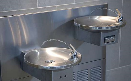 Школам Квебека придется проверить питьевые фонтанчики на наличие свинца в воде