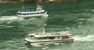 Канадский катер Hornblower с 6 пассажирами на борту и американский Maid of the Mist, везущий несколько сотен туристов к Ниагарскому водопаду во время пандемии covid-19