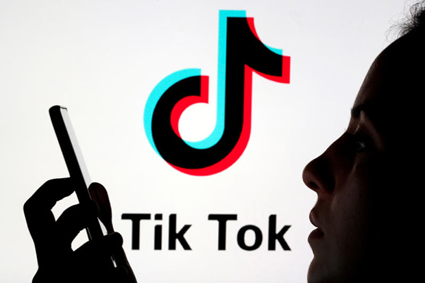 Еврокомиссия попросила своих сотрудников удалить с телефонов TikTok