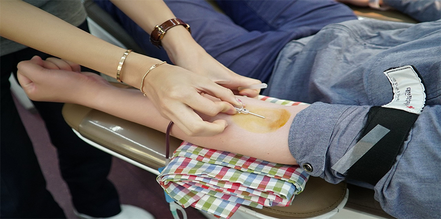 Прививка от COVID-19 не является противопоказанием к донорству крови