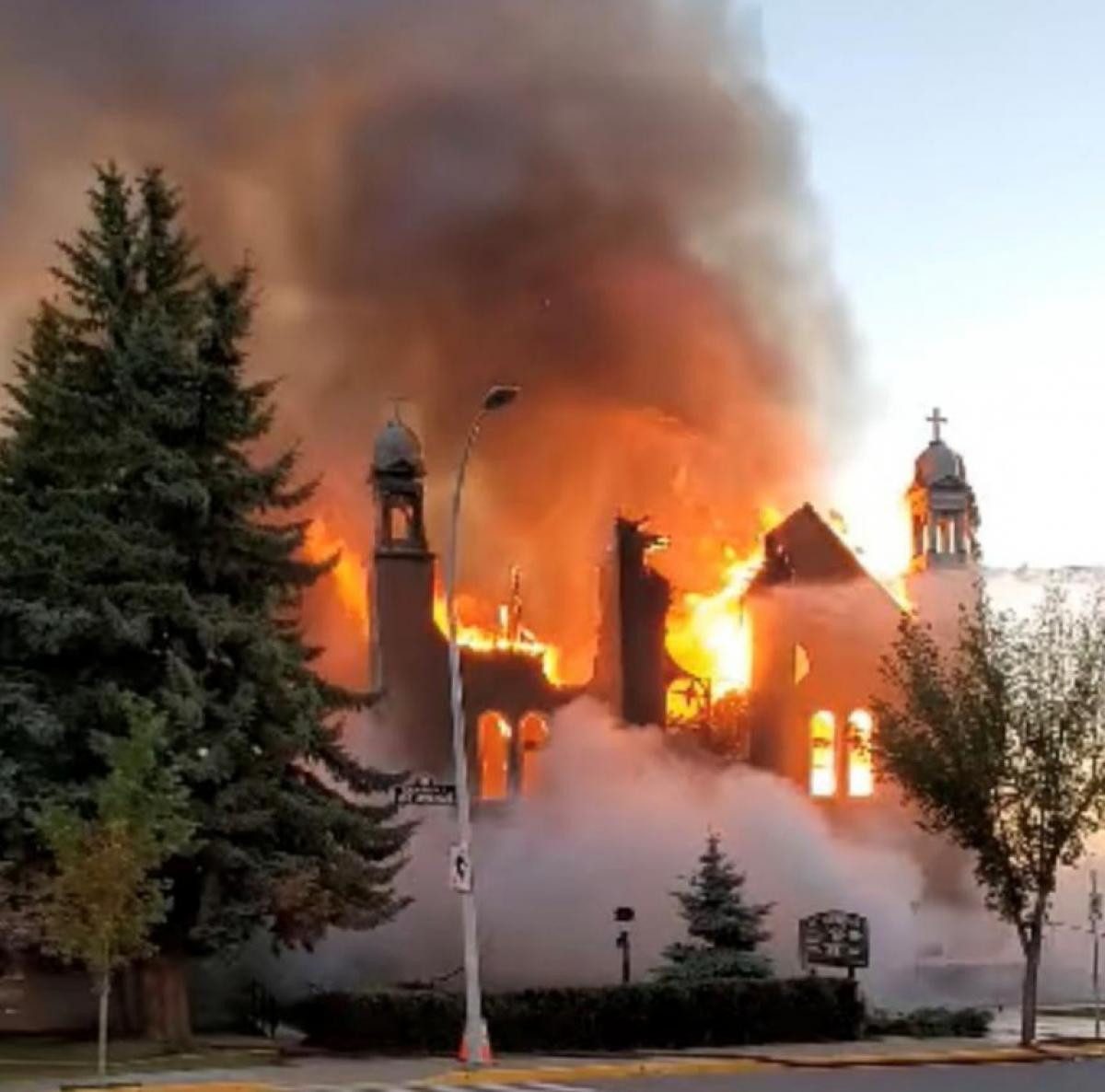 Поджоги католических церквей набирают обороты