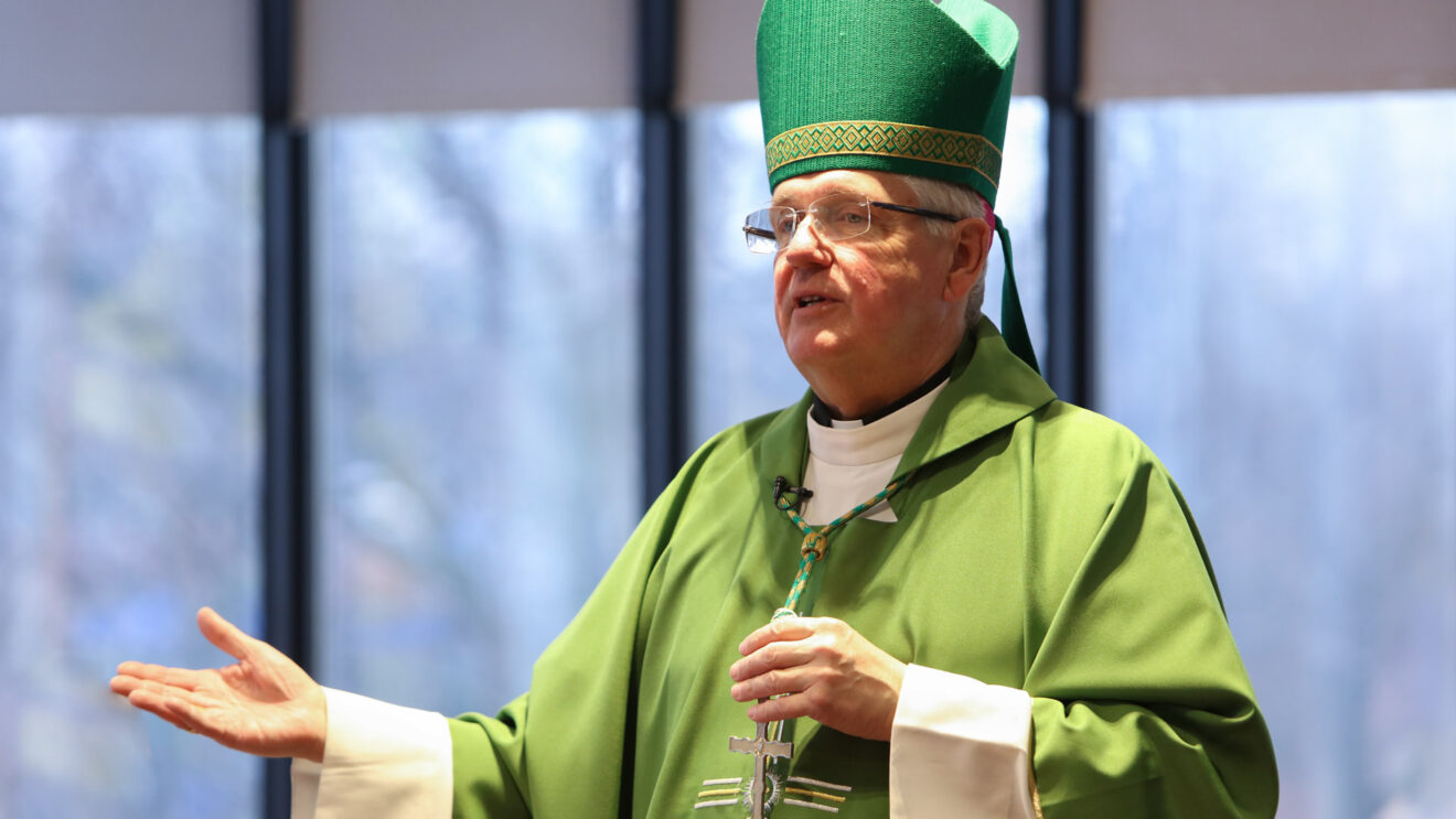 Канадская конференция католических епископов опять приносит извинения... И дает деньги...