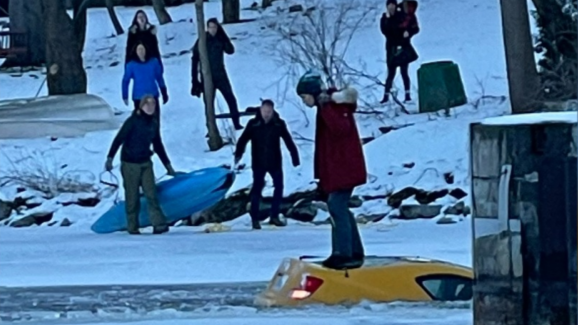 Гонки на реке: как соседи спасали водителя, который провалился под лёд