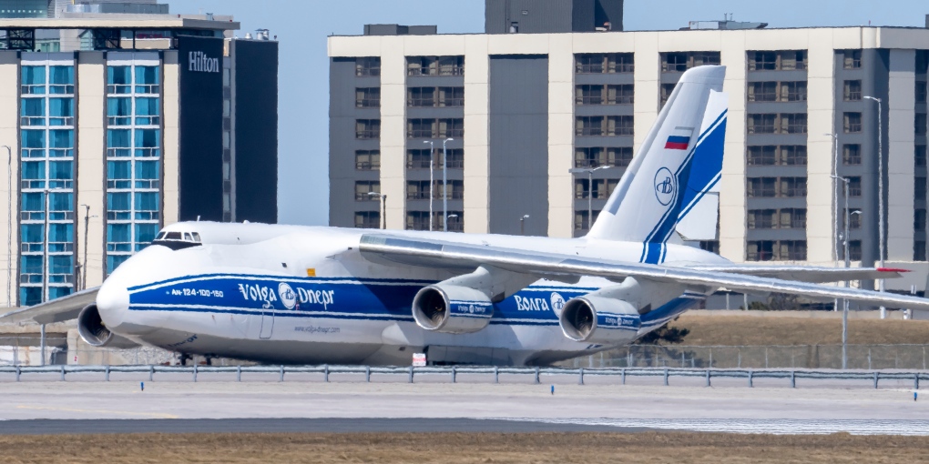 Пленник Канады: российский самолёт, застрявший в Торонто, вынужден ежедневно платить ＂за парковку＂