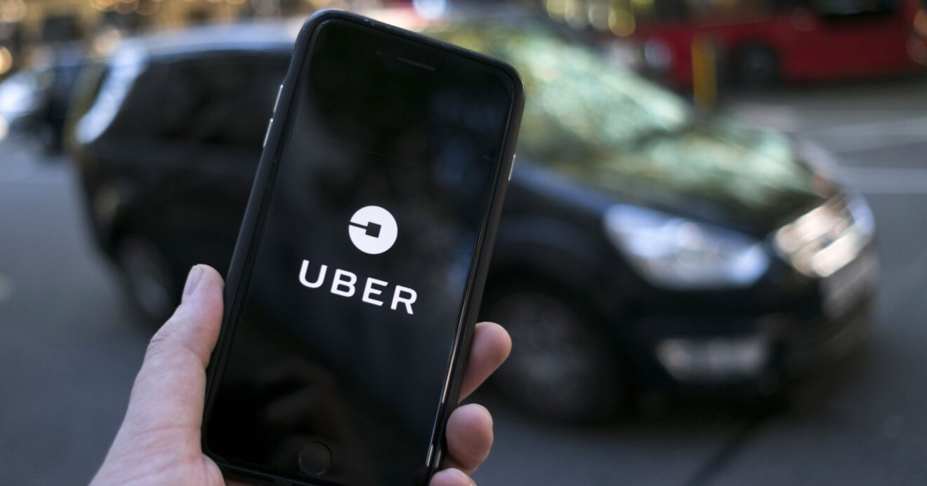 Uber взимает дополнительную плату за сервис