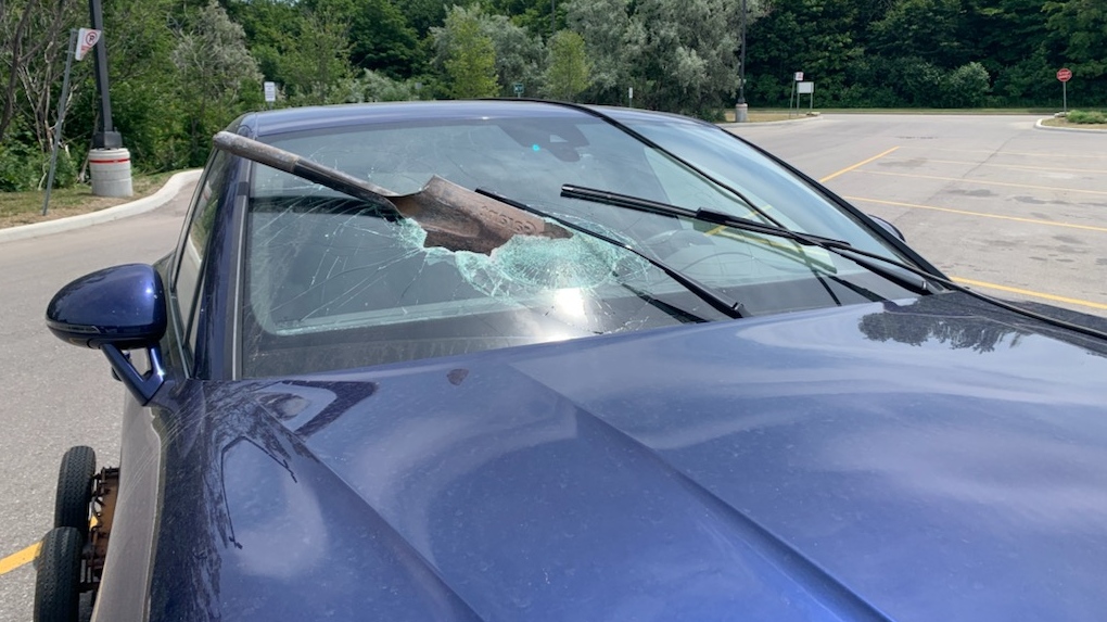 Пункт назначения: канадской водительнице в лобовое стекло прилетела лопата