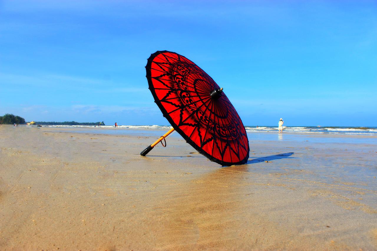 Здравствуй, новая фобия: женщину убило зонтом на пляже