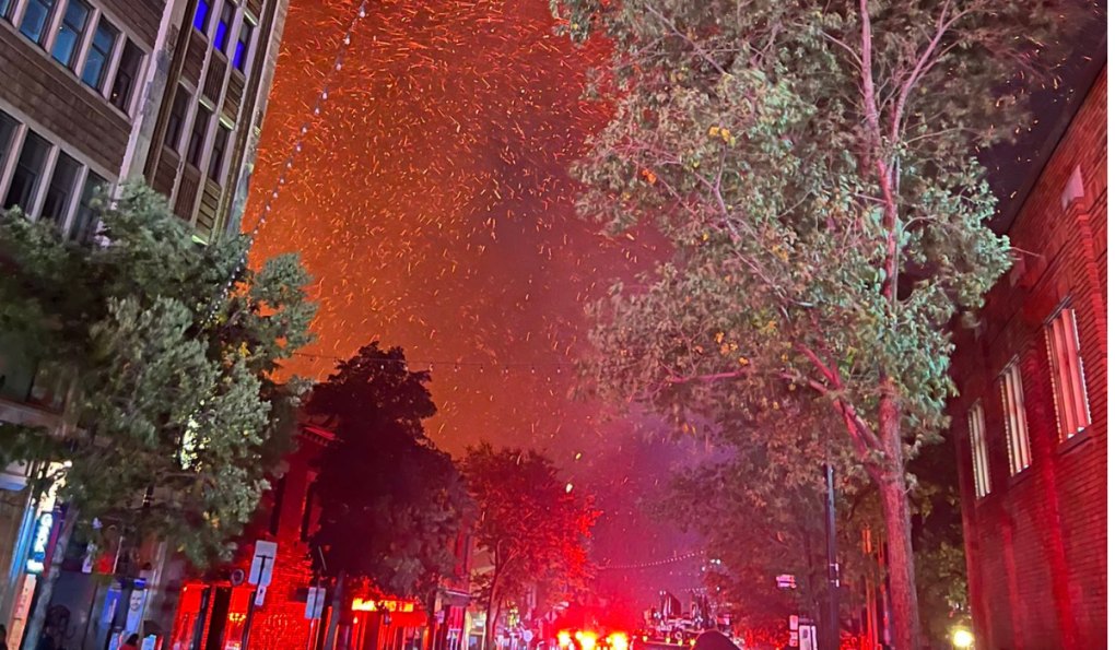 Ночной пожар в Монреале: полностью уничтожено здание на Плато