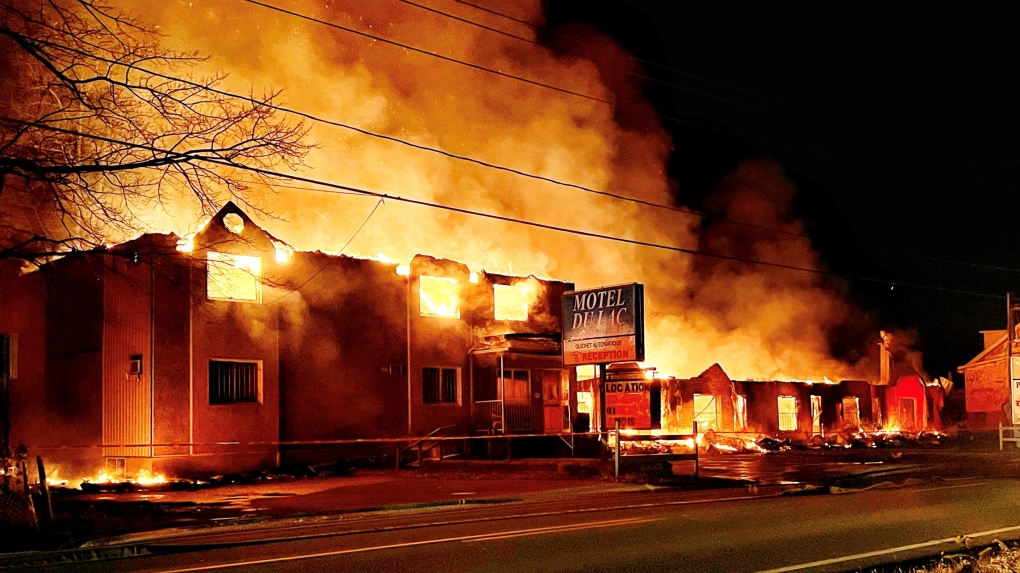 Крупный пожар: под Монреалем сгорел мотель
